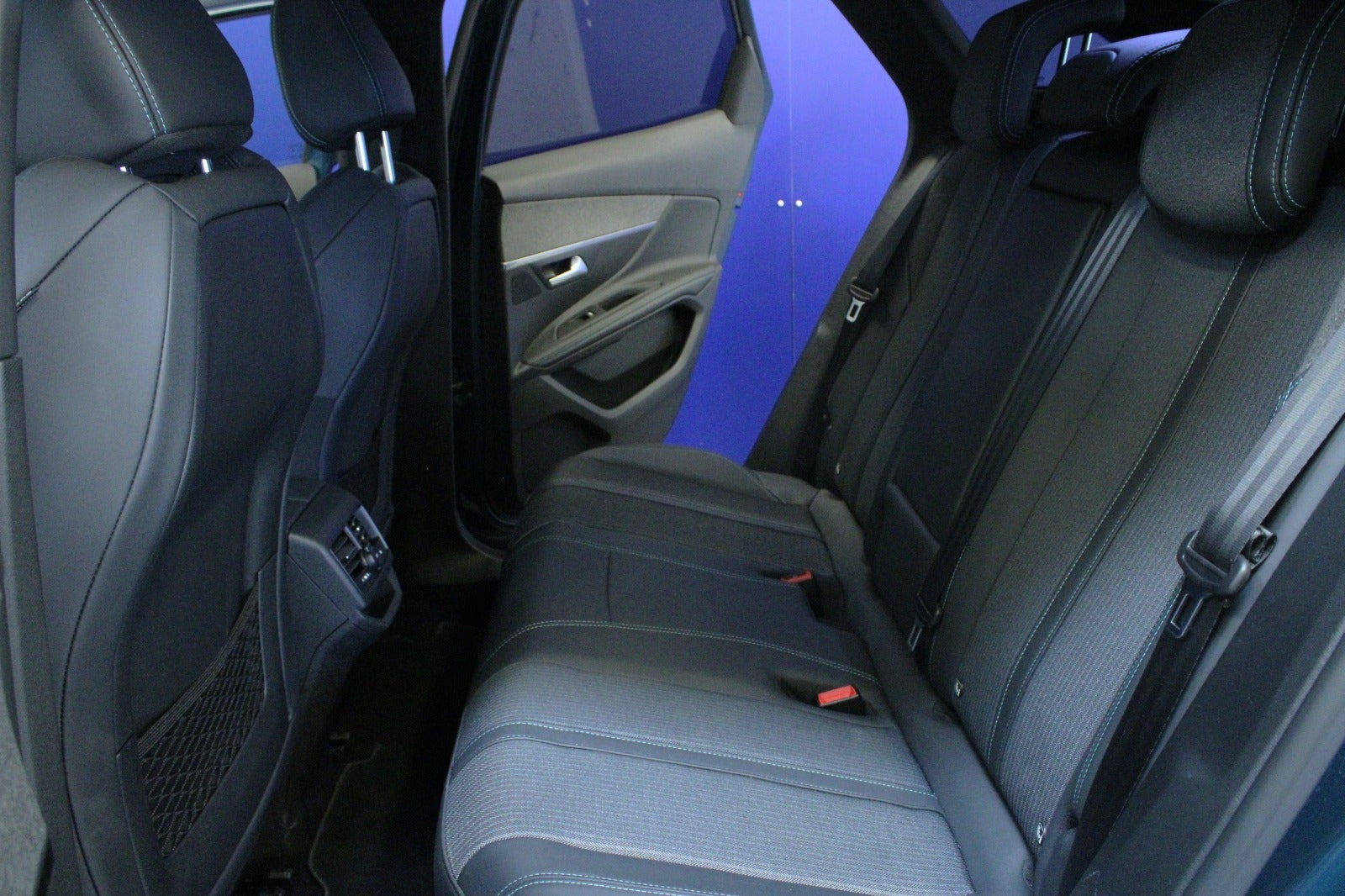 Blå Peugeot 3008 fra 2023