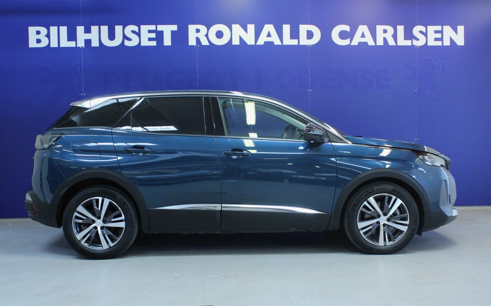 Blå Peugeot 3008 fra 2023