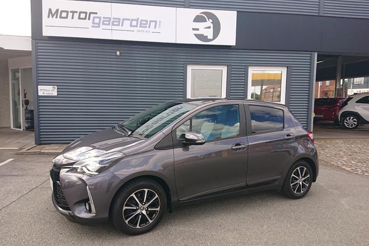 Grå Toyota Yaris fra 2019
