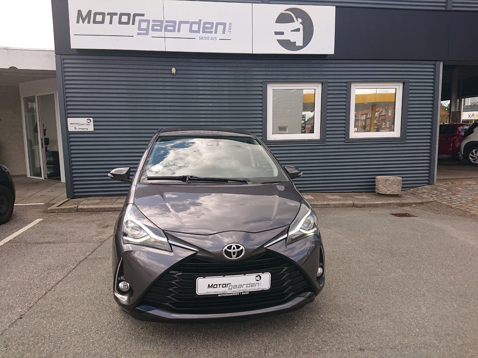 Grå Toyota Yaris fra 2019