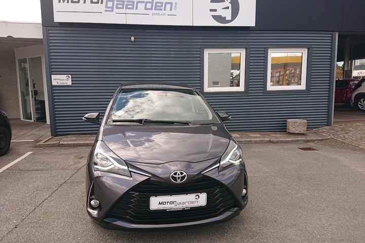 Grå Toyota Yaris fra 2019