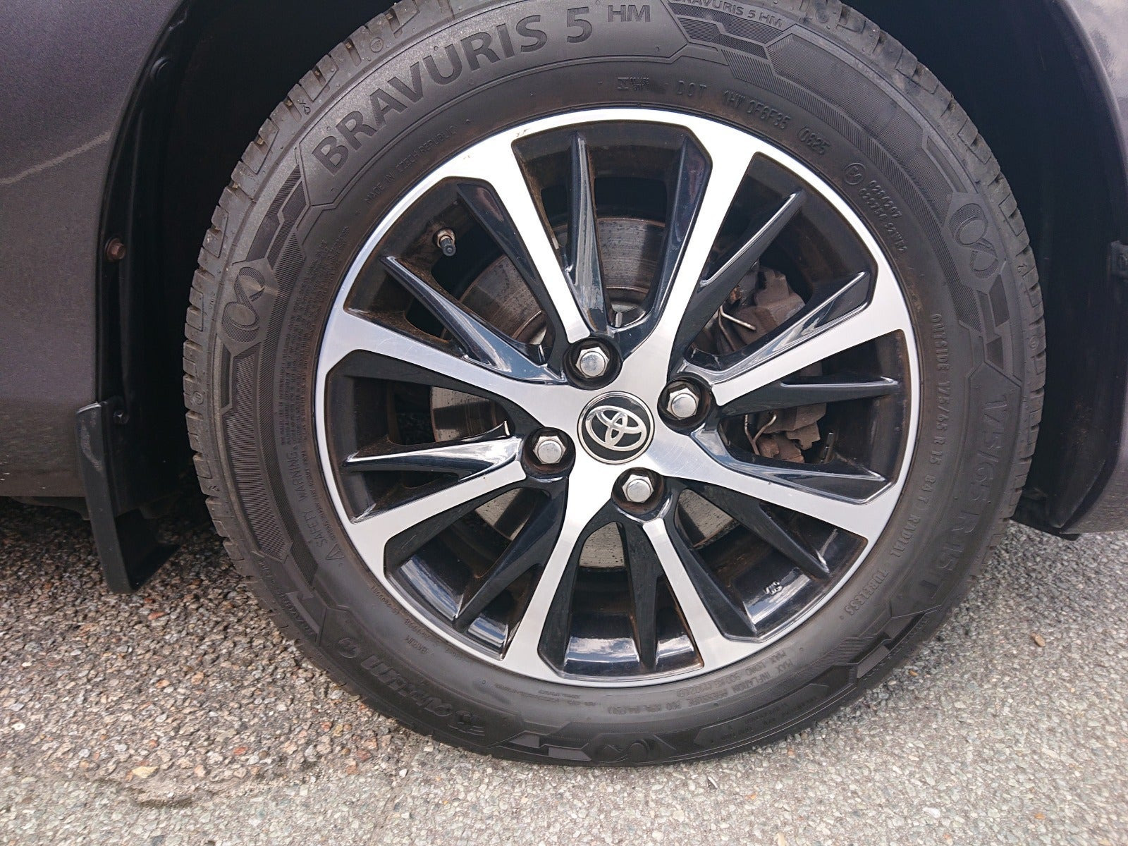Grå Toyota Yaris fra 2019