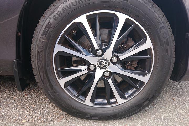 Grå Toyota Yaris fra 2019