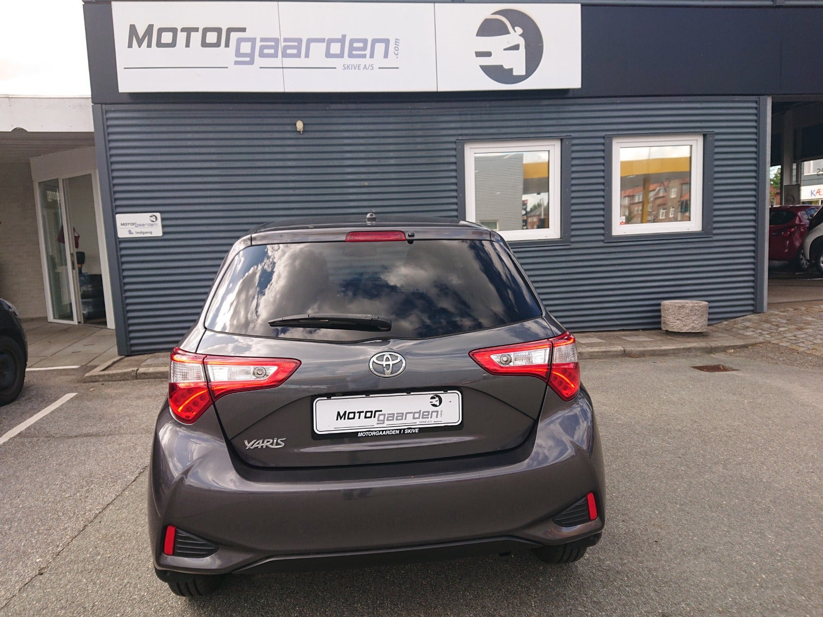 Grå Toyota Yaris fra 2019