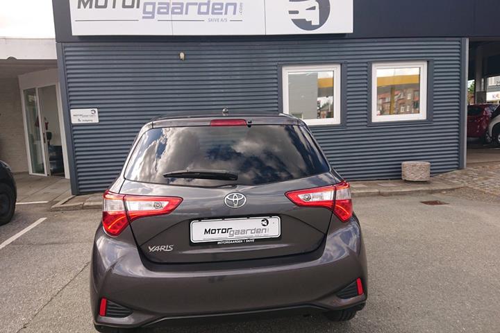 Grå Toyota Yaris fra 2019