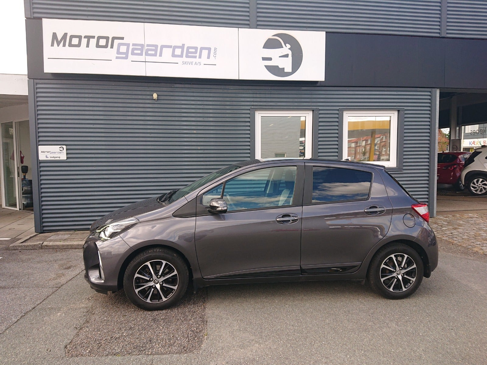 Grå Toyota Yaris fra 2019