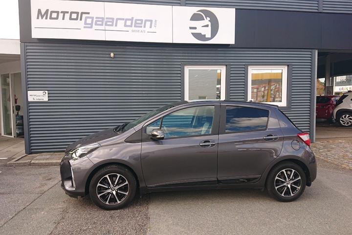 Grå Toyota Yaris fra 2019