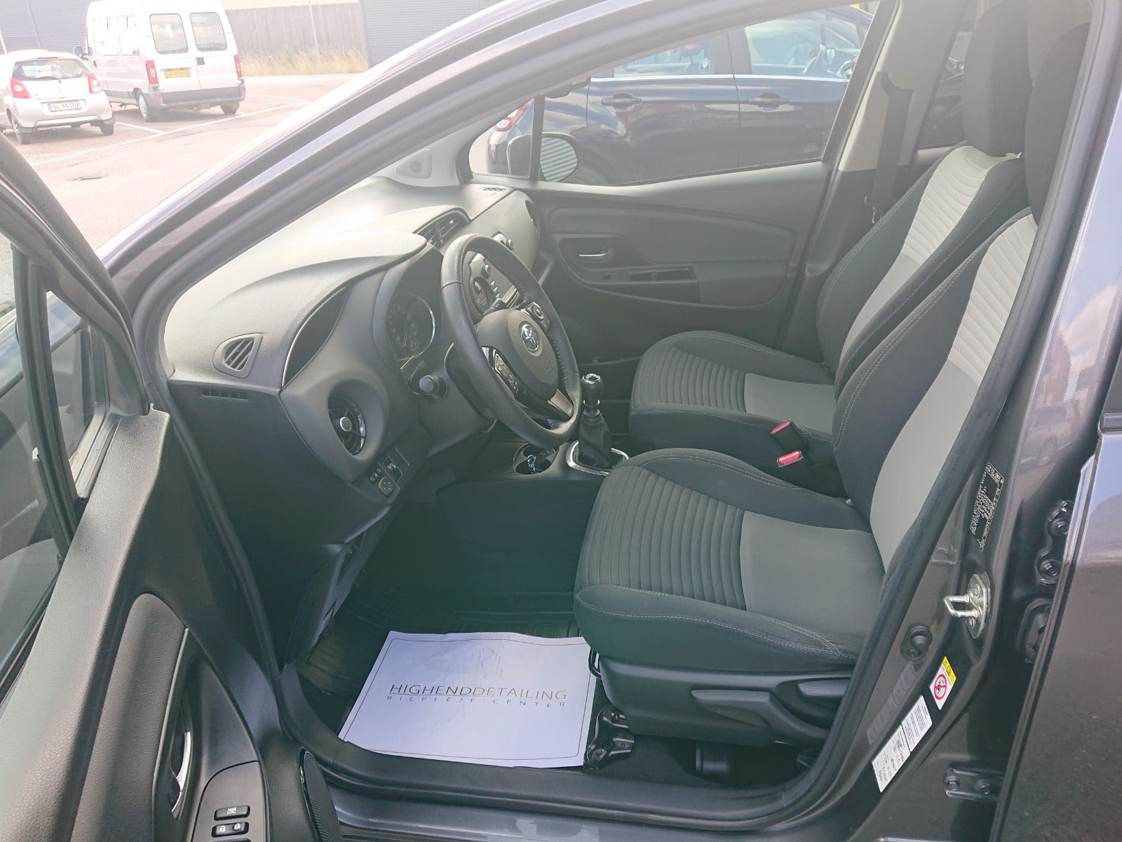 Grå Toyota Yaris fra 2019