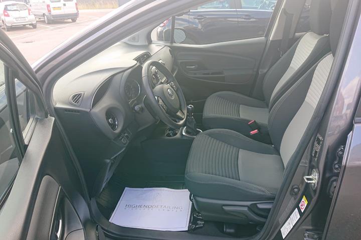 Grå Toyota Yaris fra 2019