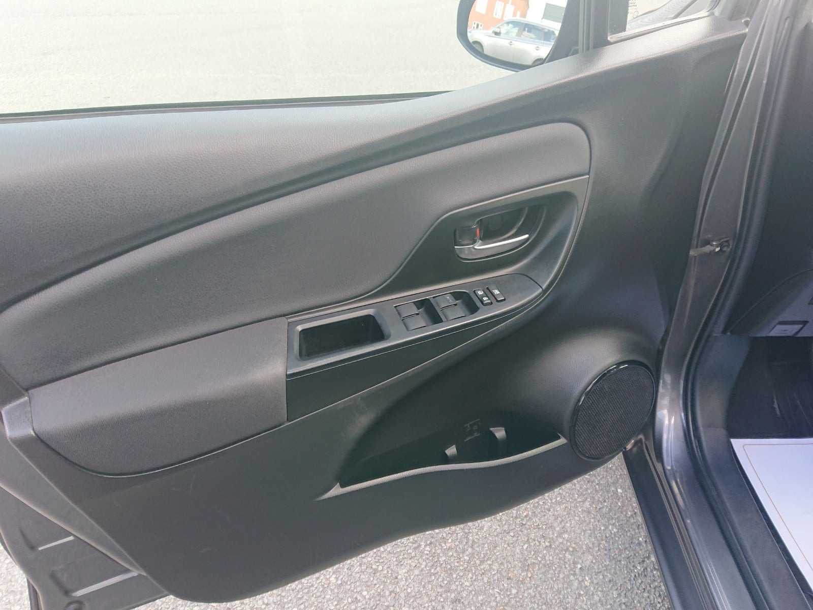 Grå Toyota Yaris fra 2019