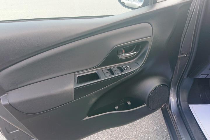 Grå Toyota Yaris fra 2019