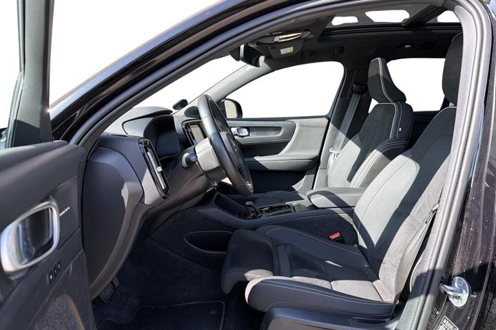 Sort Volvo XC40 fra 2024