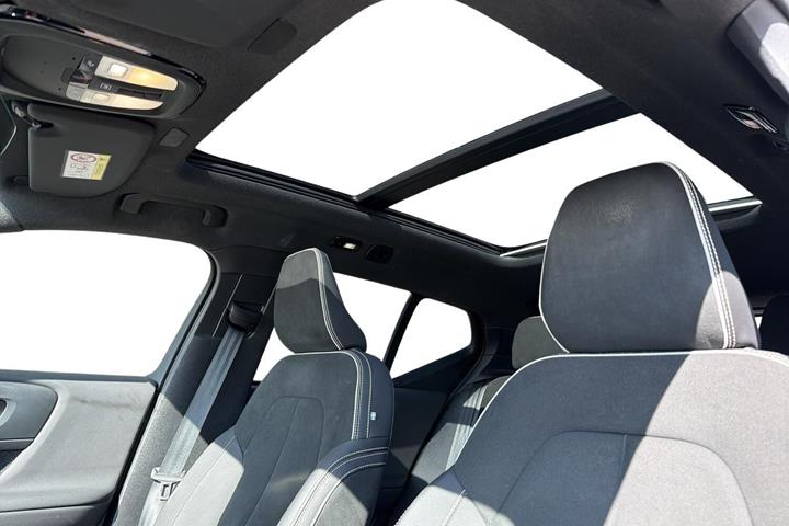 Sort Volvo XC40 fra 2024