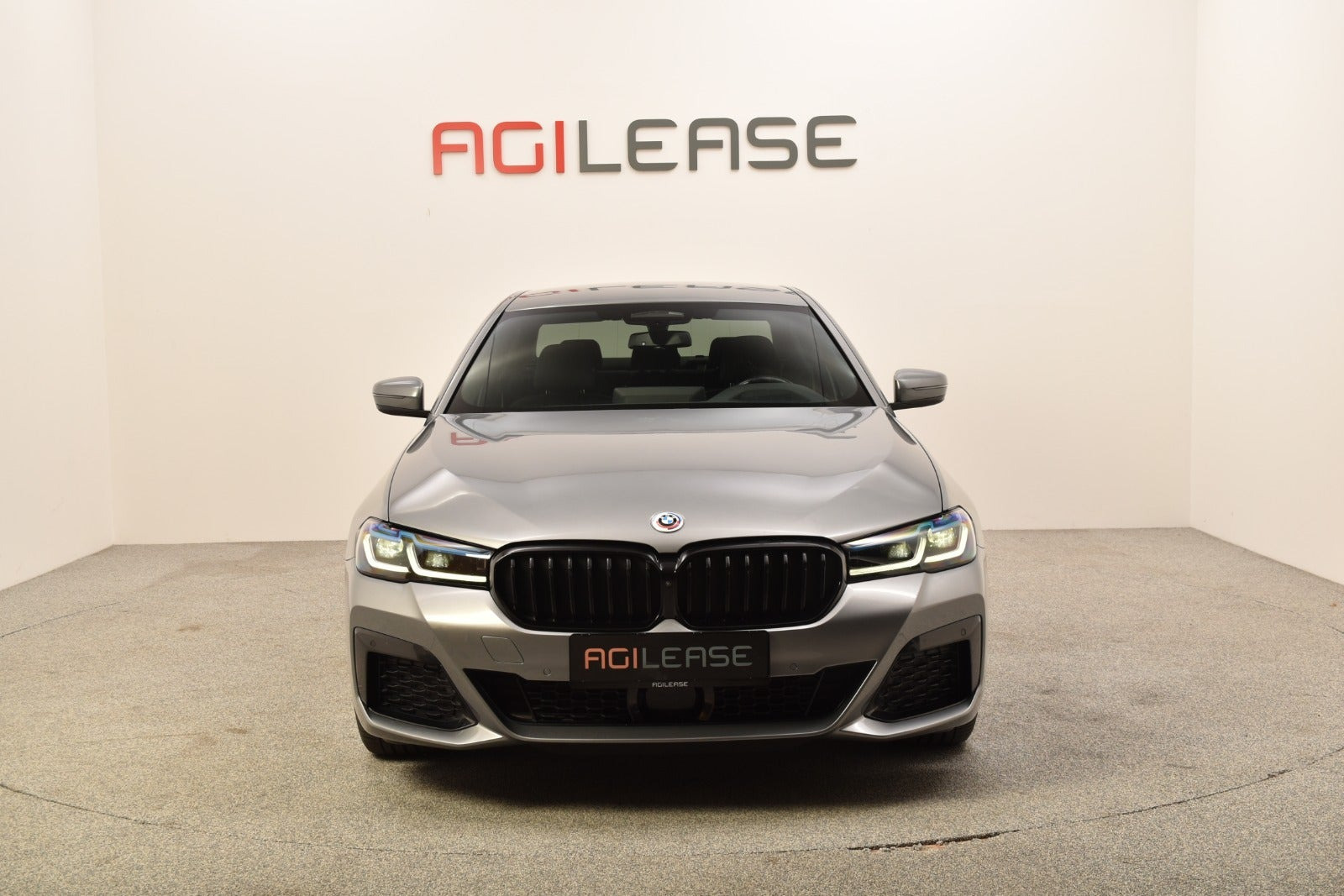 Grå BMW 545e fra 2023