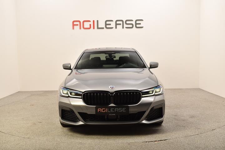 Grå BMW 545e fra 2023