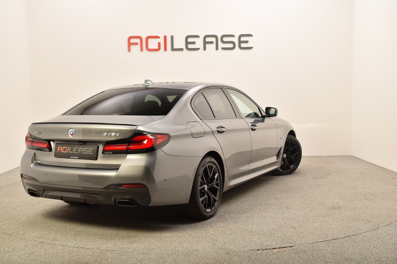 Grå BMW 545e fra 2023