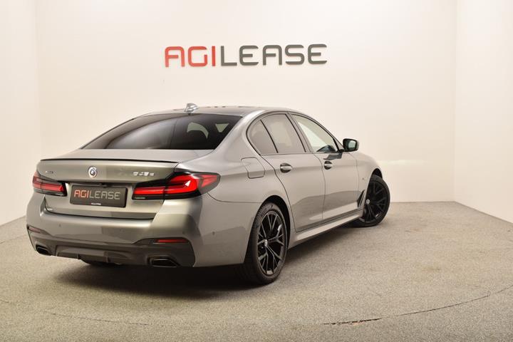 Grå BMW 545e fra 2023