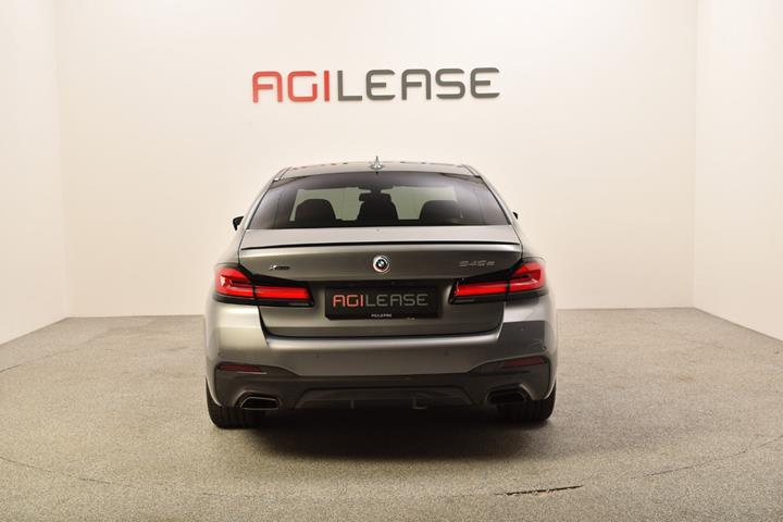 Grå BMW 545e fra 2023