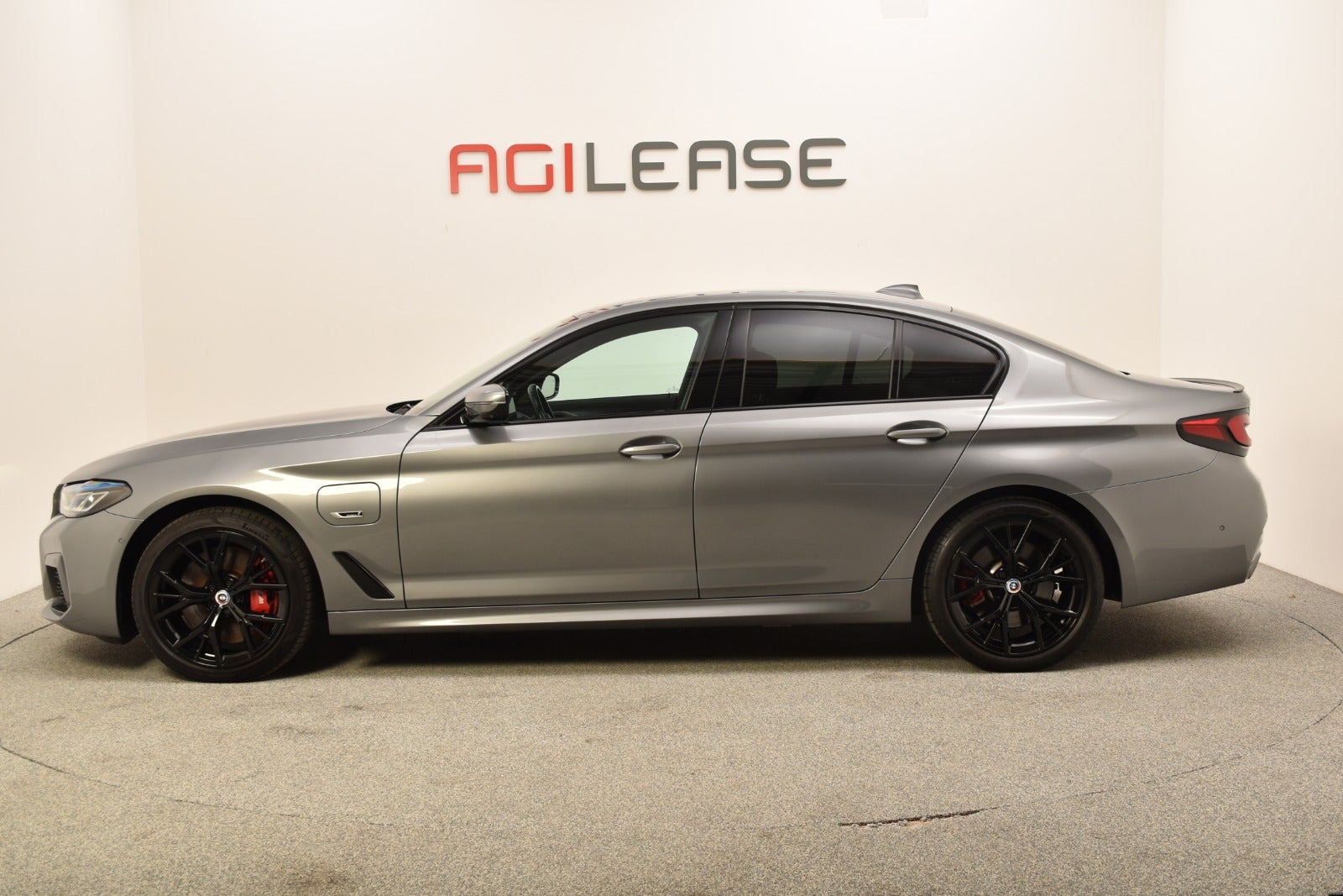 Grå BMW 545e fra 2023