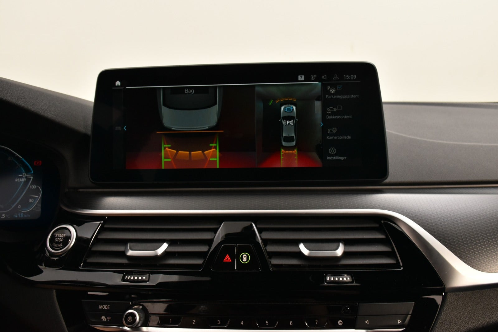 Grå BMW 545e fra 2023