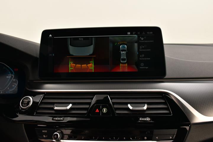 Grå BMW 545e fra 2023