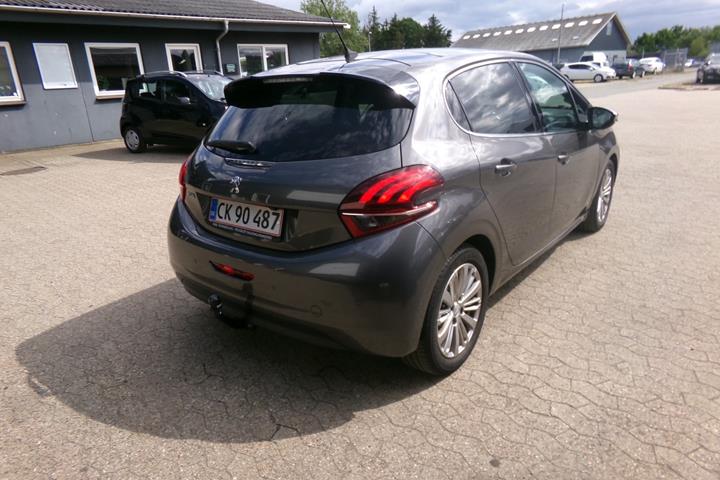 Grå Peugeot 208 fra 2019