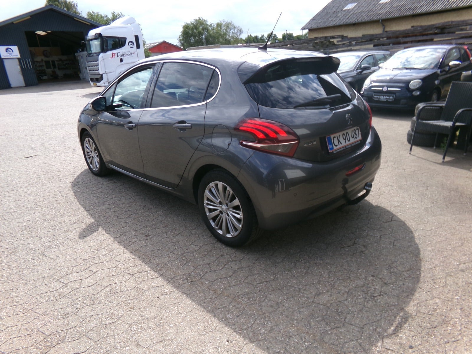 Grå Peugeot 208 fra 2019