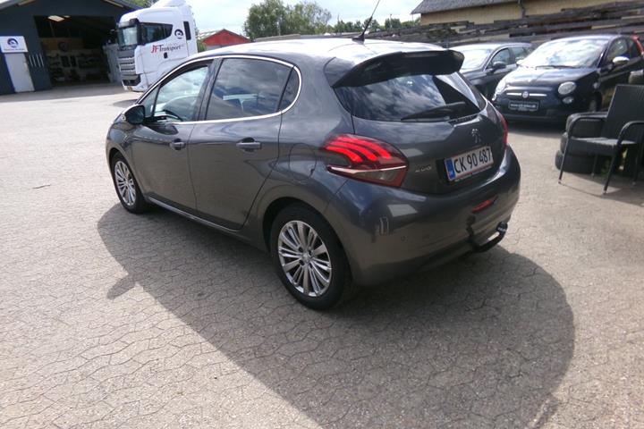 Grå Peugeot 208 fra 2019