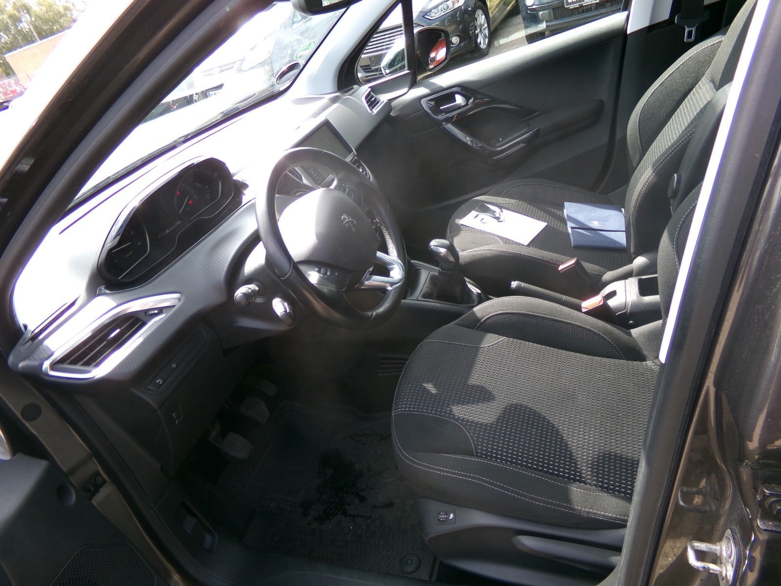 Grå Peugeot 208 fra 2019
