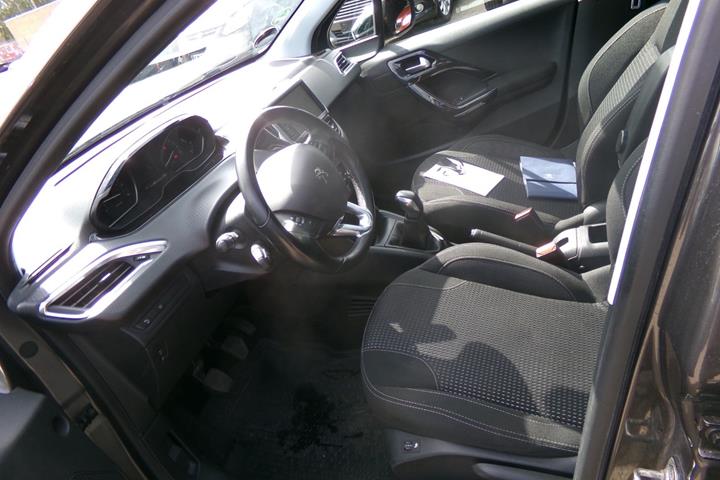 Grå Peugeot 208 fra 2019