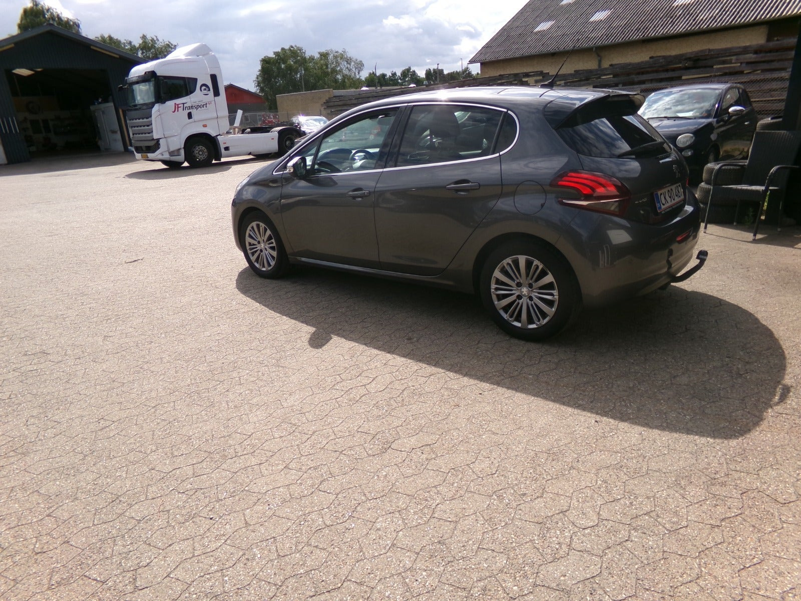 Grå Peugeot 208 fra 2019