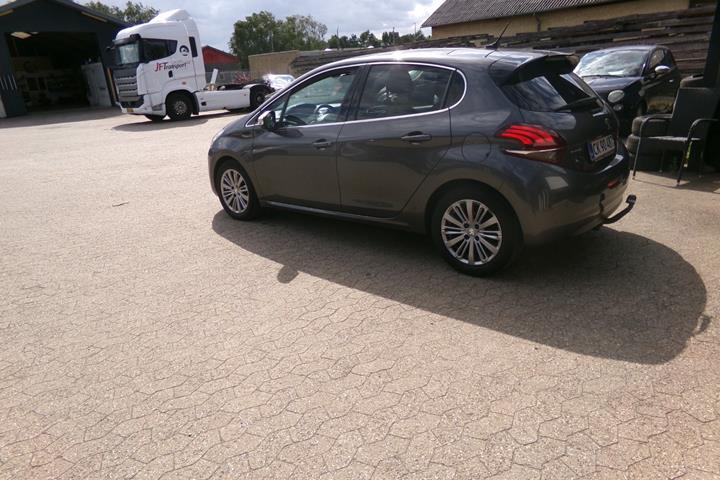 Grå Peugeot 208 fra 2019