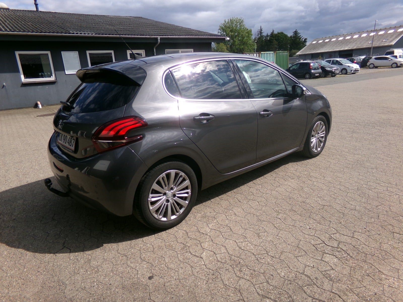 Grå Peugeot 208 fra 2019