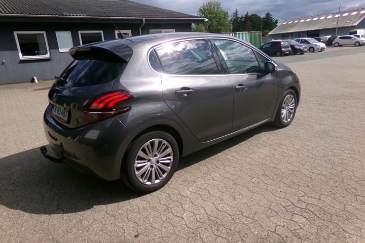 Grå Peugeot 208 fra 2019