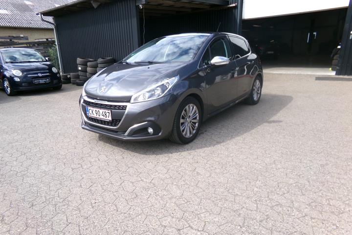 Grå Peugeot 208 fra 2019