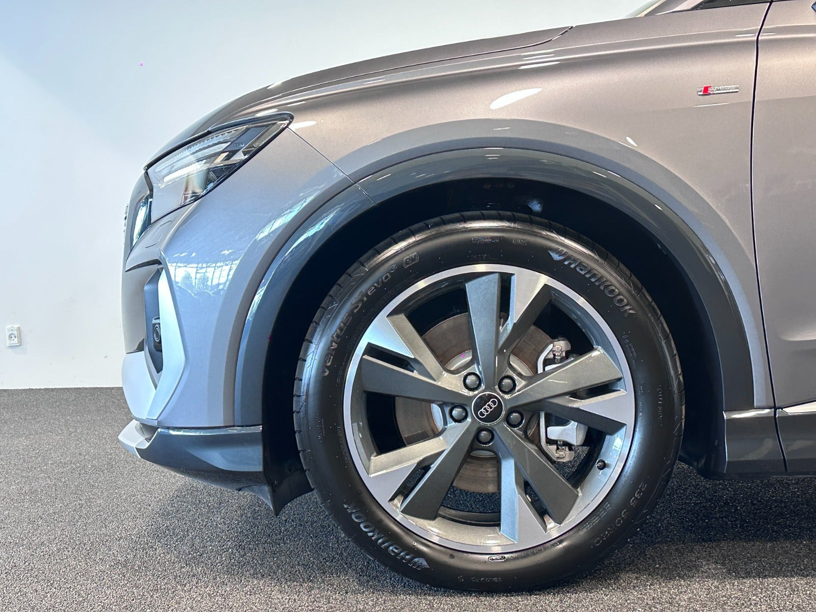 Grå Audi Q4 e-tron fra 2024