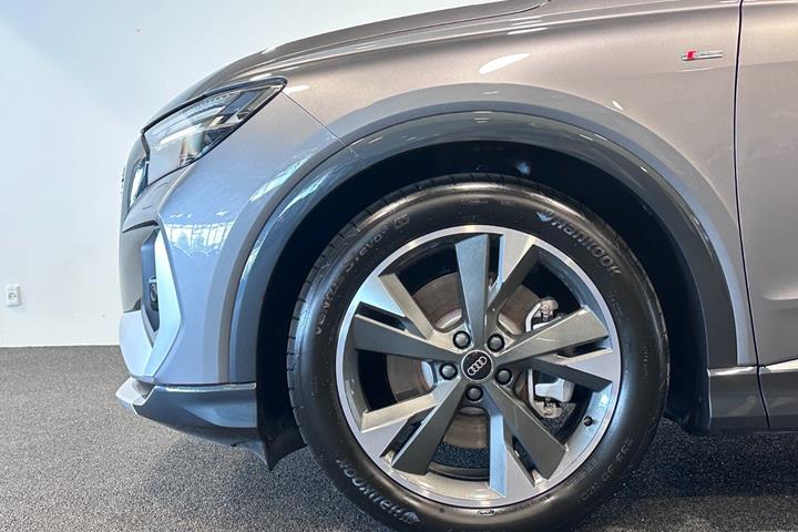 Grå Audi Q4 e-tron fra 2024
