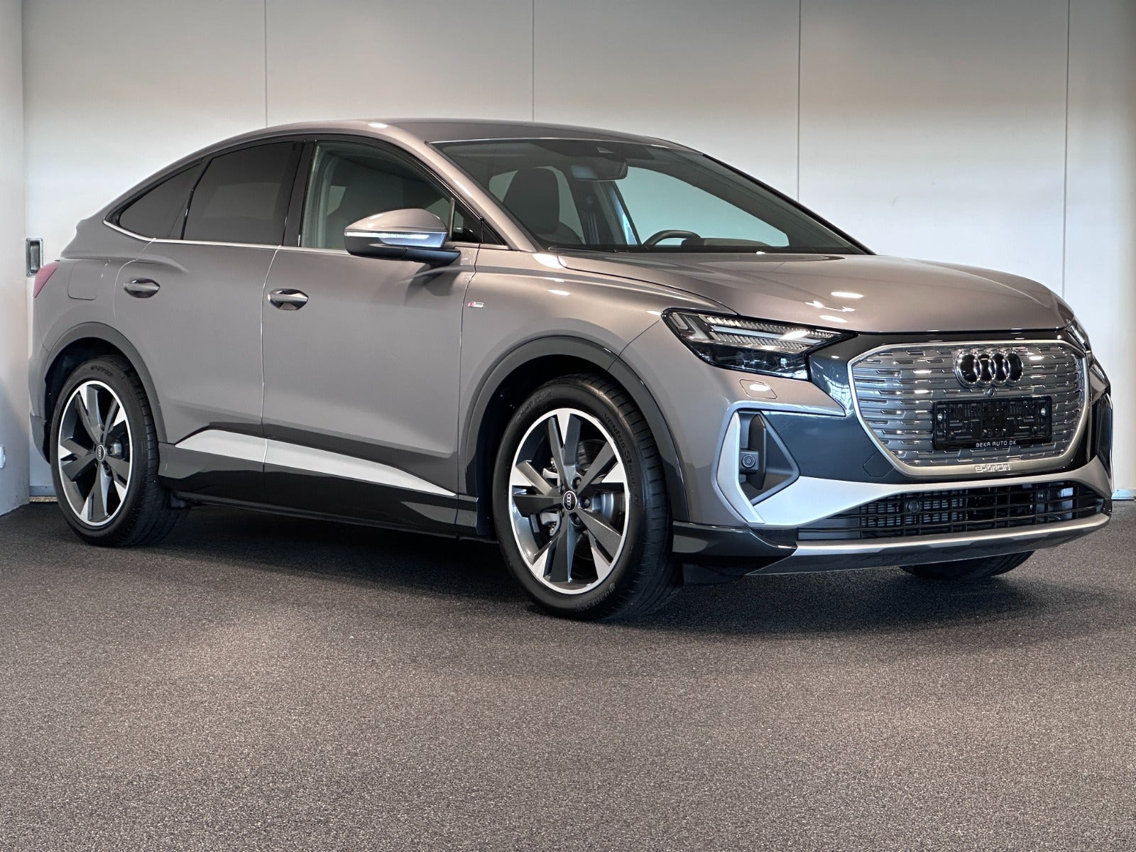 Grå Audi Q4 e-tron fra 2024