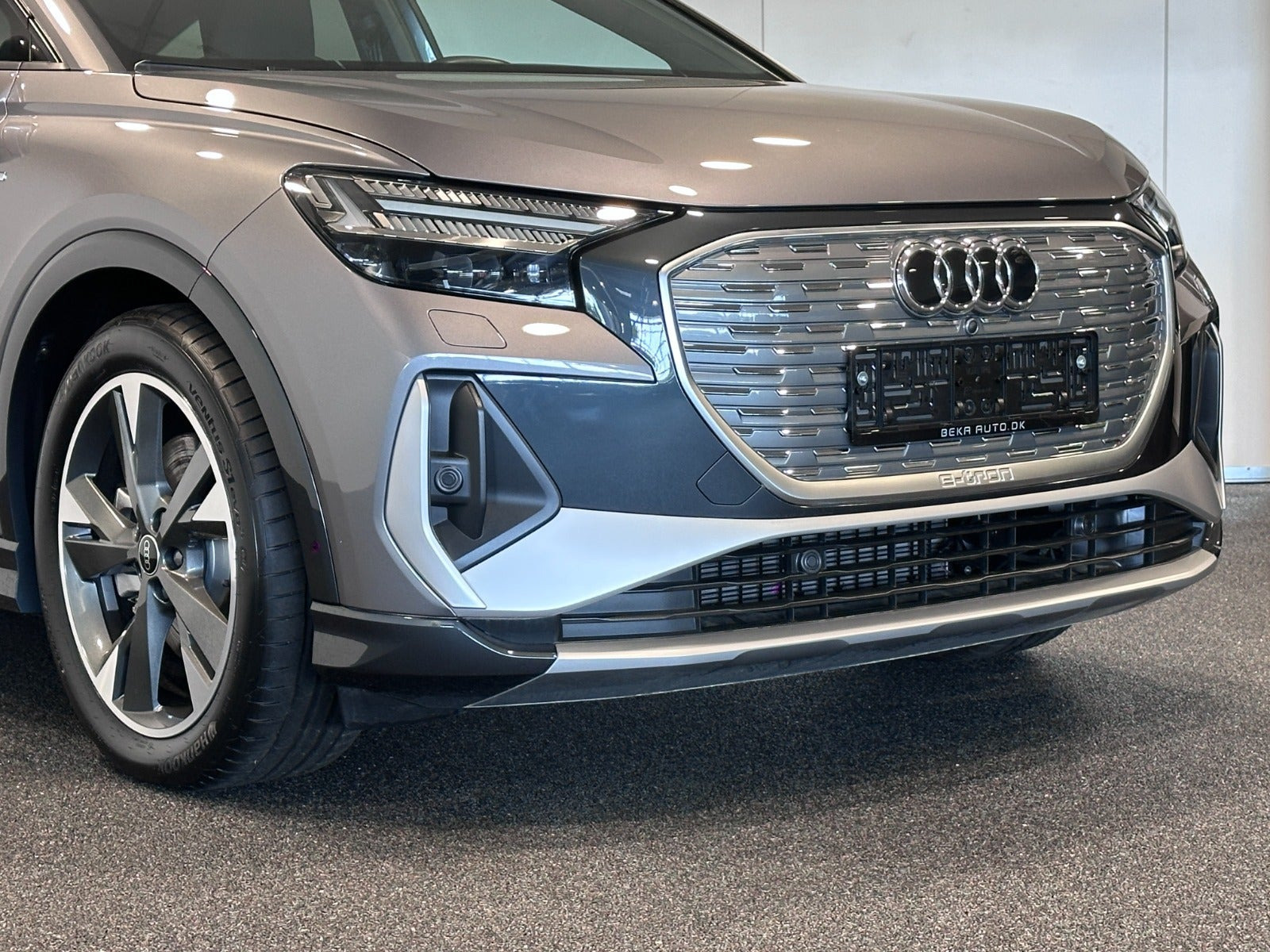 Grå Audi Q4 e-tron fra 2024