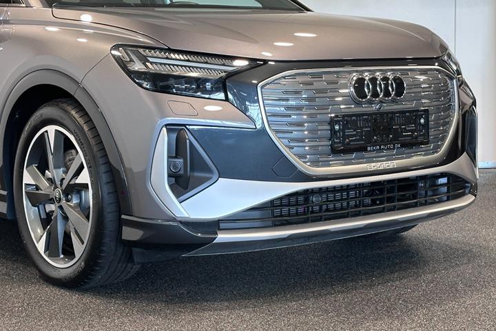Grå Audi Q4 e-tron fra 2024