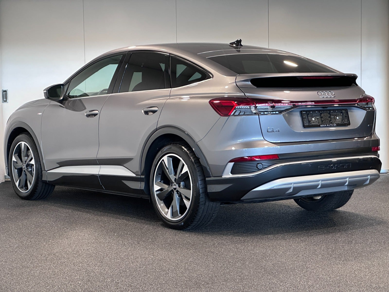 Grå Audi Q4 e-tron fra 2024