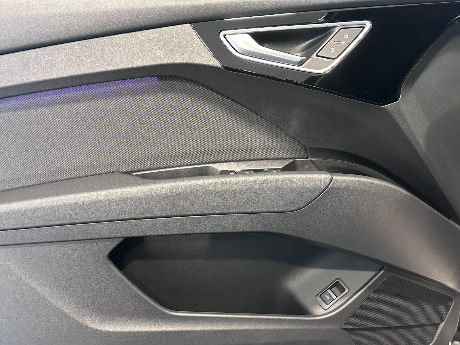 Grå Audi Q4 e-tron fra 2024