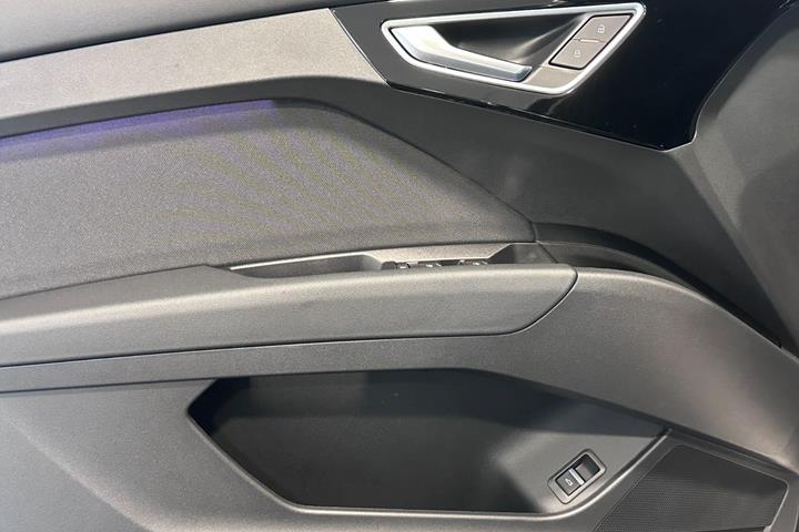 Grå Audi Q4 e-tron fra 2024