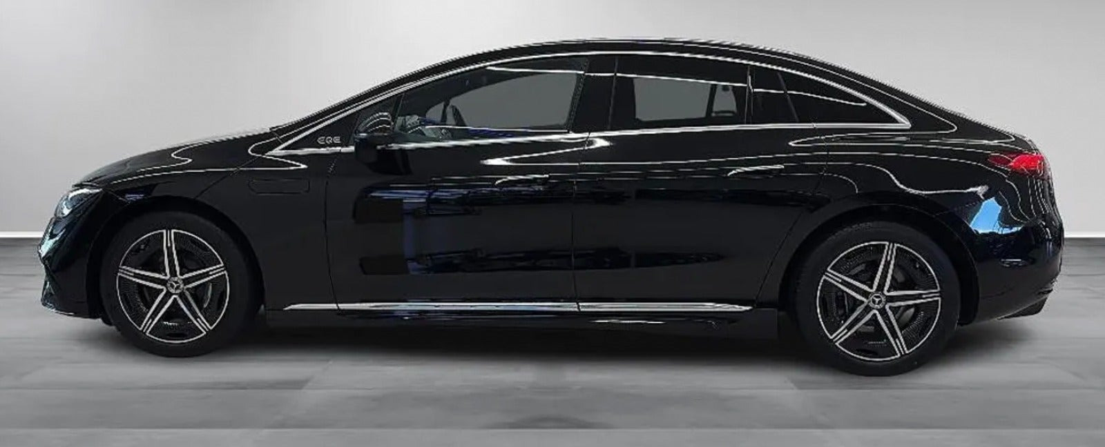 Sort Mercedes EQE350 fra 2025