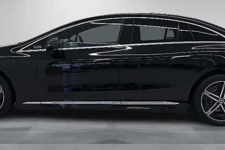 Sort Mercedes EQE350 fra 2025