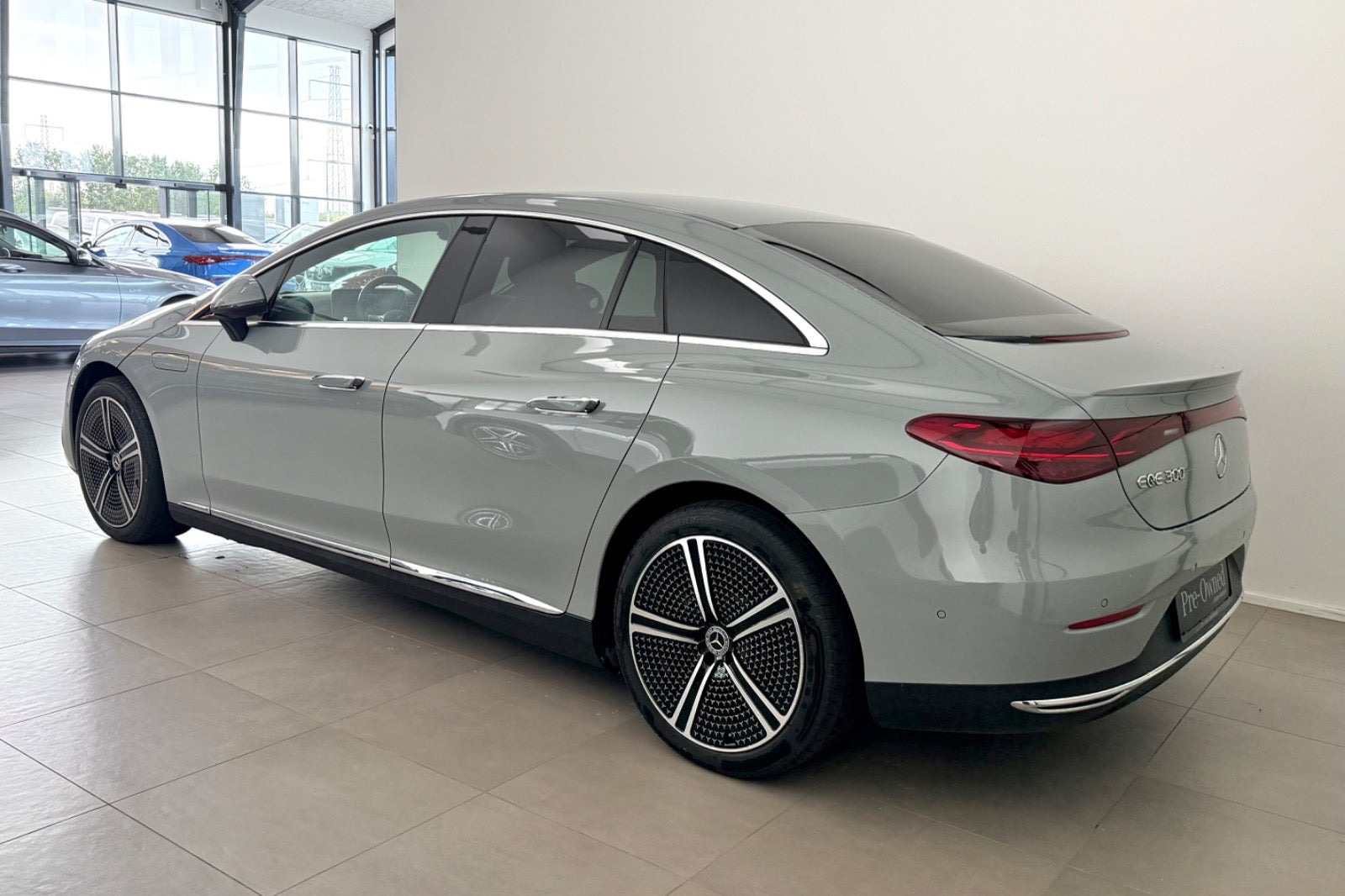 Grå Mercedes EQE300 fra 2025