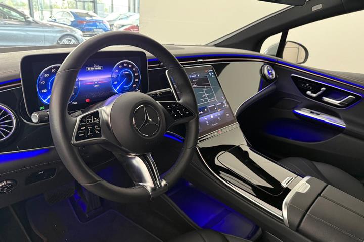 Grå Mercedes EQE300 fra 2025