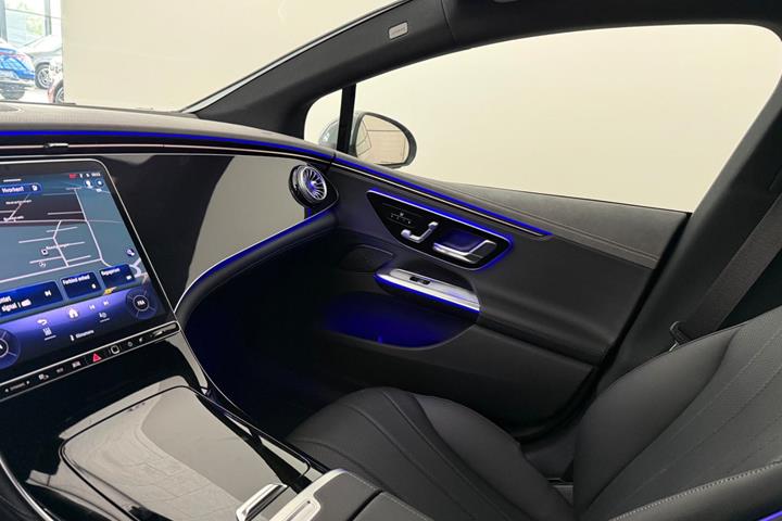 Grå Mercedes EQE300 fra 2025
