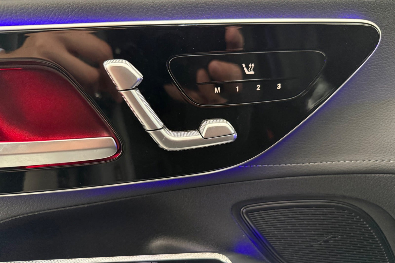 Grå Mercedes EQE300 fra 2025