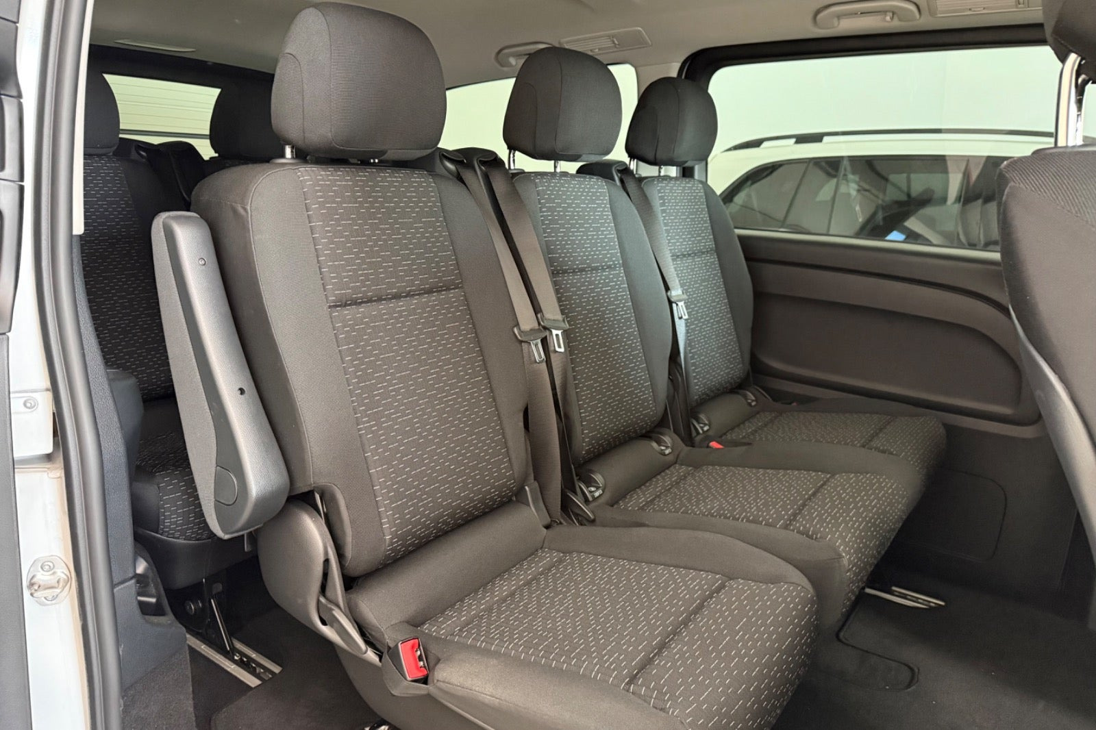 Hvid Mercedes eVito 129 fra 2025